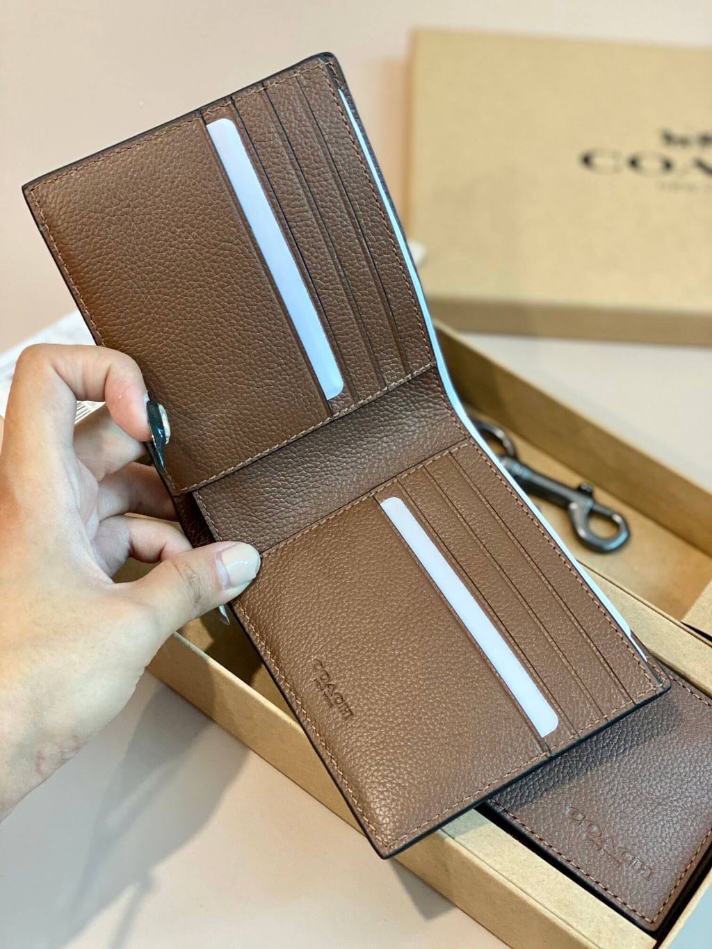 JuzBeauty_JuzBeautyMalaysia_JuzPretty_Authentic_Kbeauty_Malaysia_Skin_Care_Cosmetics_Jbeauty_Health_Care_korean_streetwear_US_Luxury_COACH F64118 CS433 Compact ID Wallet in Gift Set Dark Saddle 男款钱包卡包礼盒1