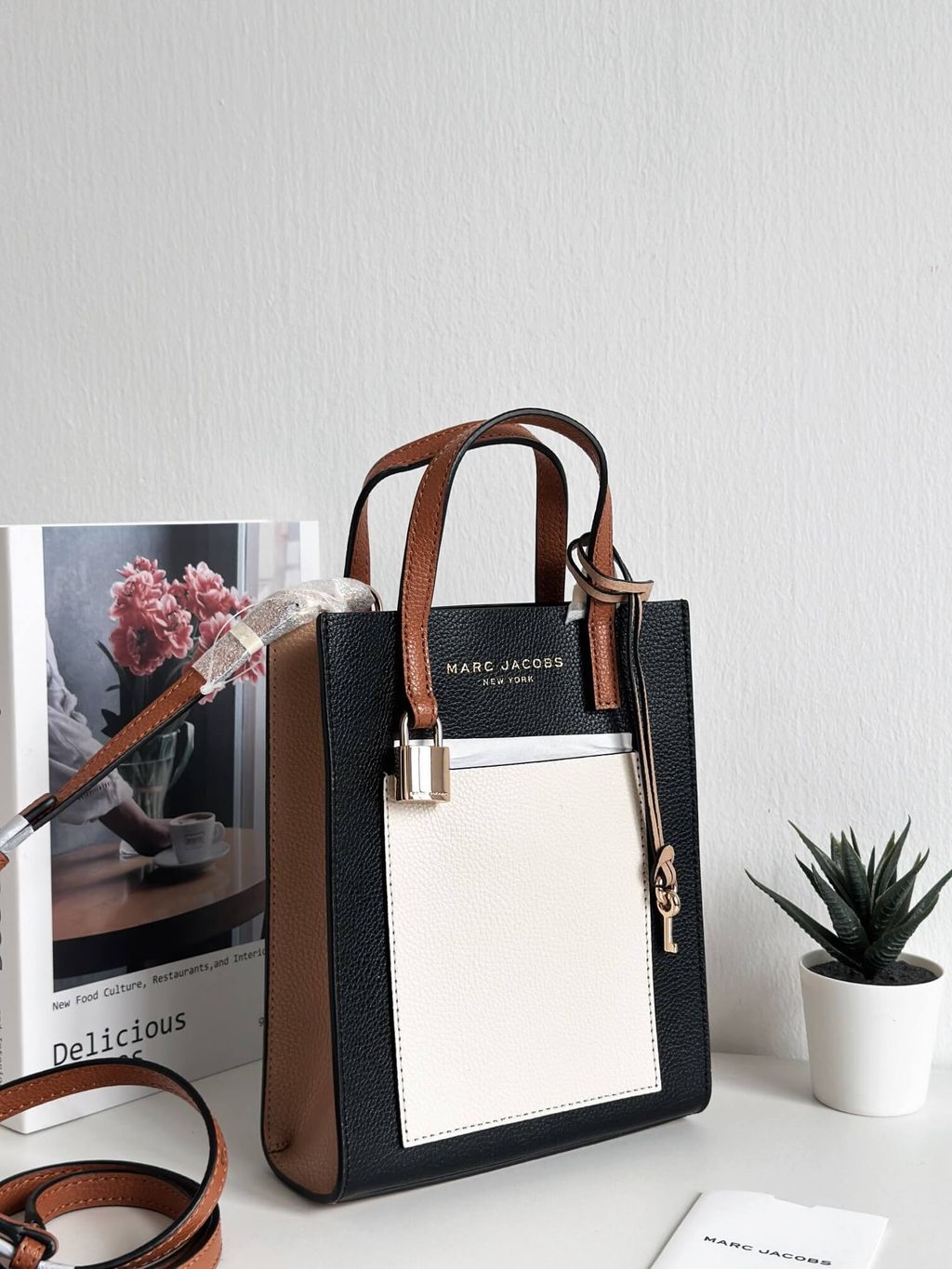 JuzBeauty_JuzBeautyMalaysia_JuzPretty_Authentic_Kbeauty_Malaysia_Skin_Care_Cosmetics_Jbeauty_Health_Care_korean_streetwear_US_Luxury_MARC JACOBS H002L03FA22-244 Grind Micro Tote In Smoked Almond Multi 托特包6