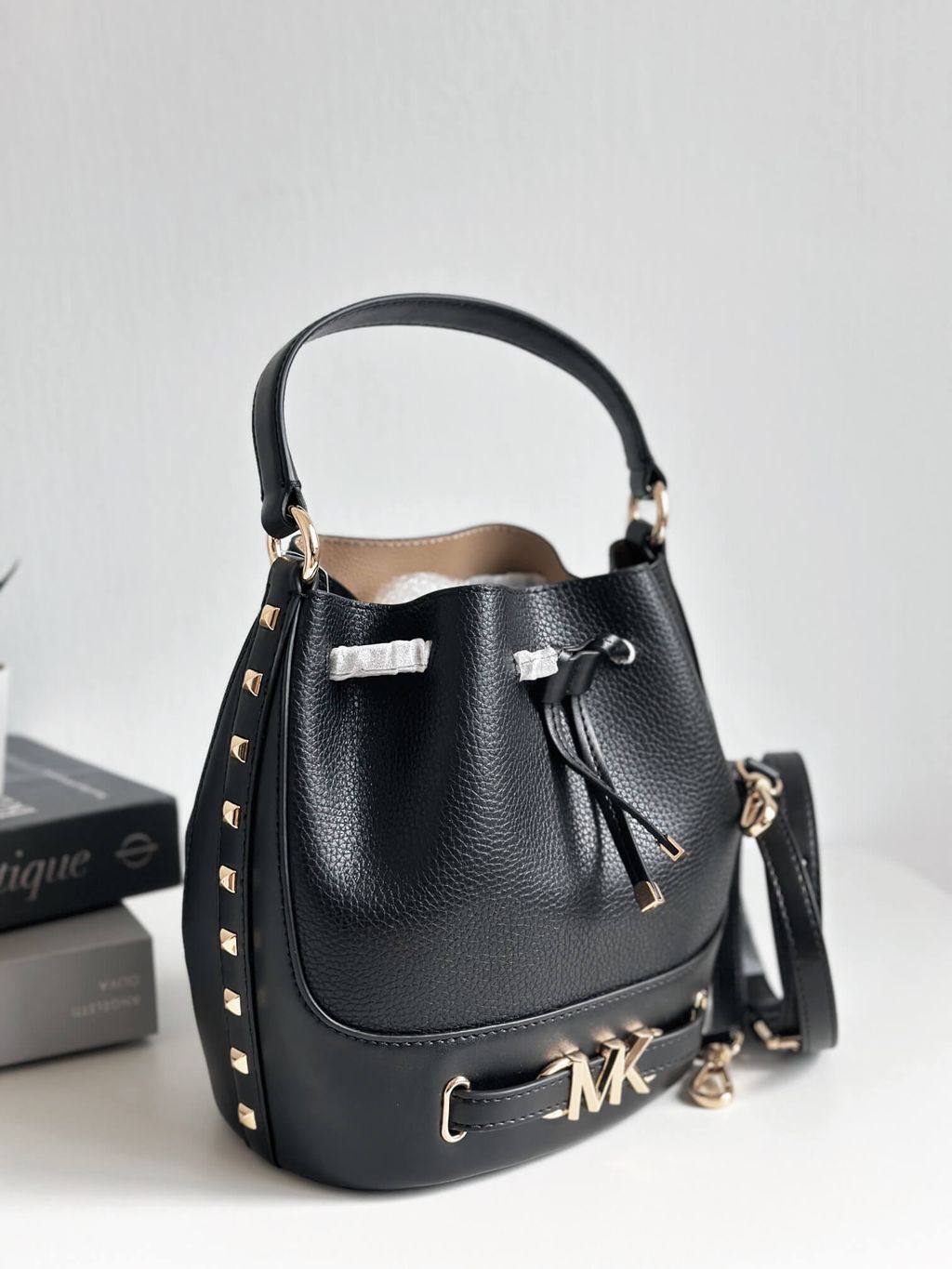 JuzBeauty_JuzBeautyMalaysia_JuzPretty_Authentic_Kbeauty_Malaysia_Skin_Care_Cosmetics_Jbeauty_Health_Care_korean_streetwear_US_Luxury_MICHAEL KORS 35S3G6RM2T Reed Medium Studded Pebbled Leather Bucket Bag In Black 水桶包2