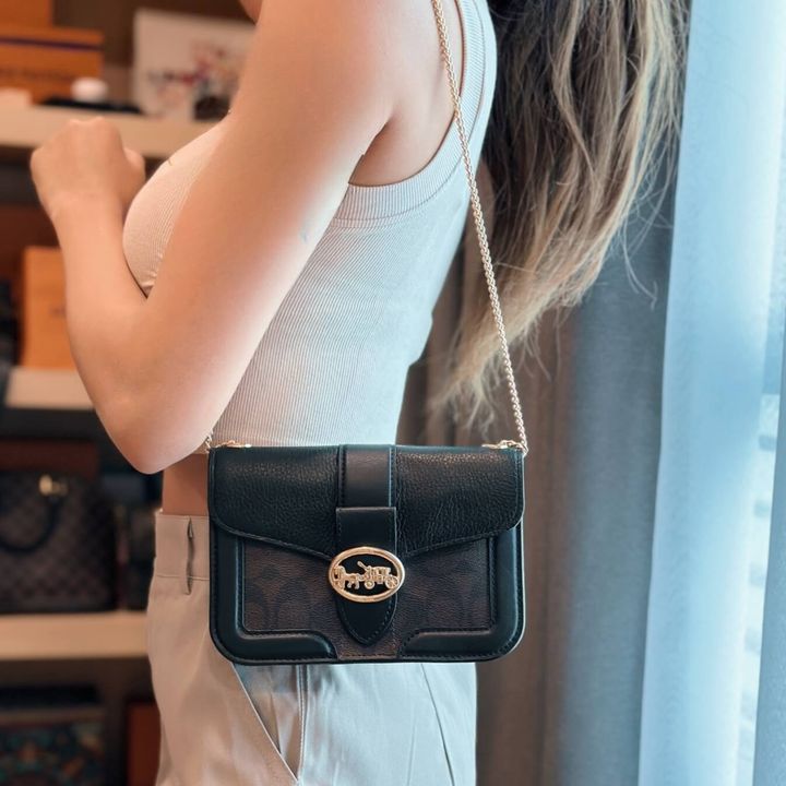 JuzBeauty_JuzBeautyMalaysia_JuzPretty_Authentic_Kbeauty_Malaysia_Skin_Care_Cosmetics_Jbeauty_Health_Care_korean_streetwear_US_Luxury_COACH 7287 Georgie Crossbody In Signature Canvas In Brown Black 斜挎包1