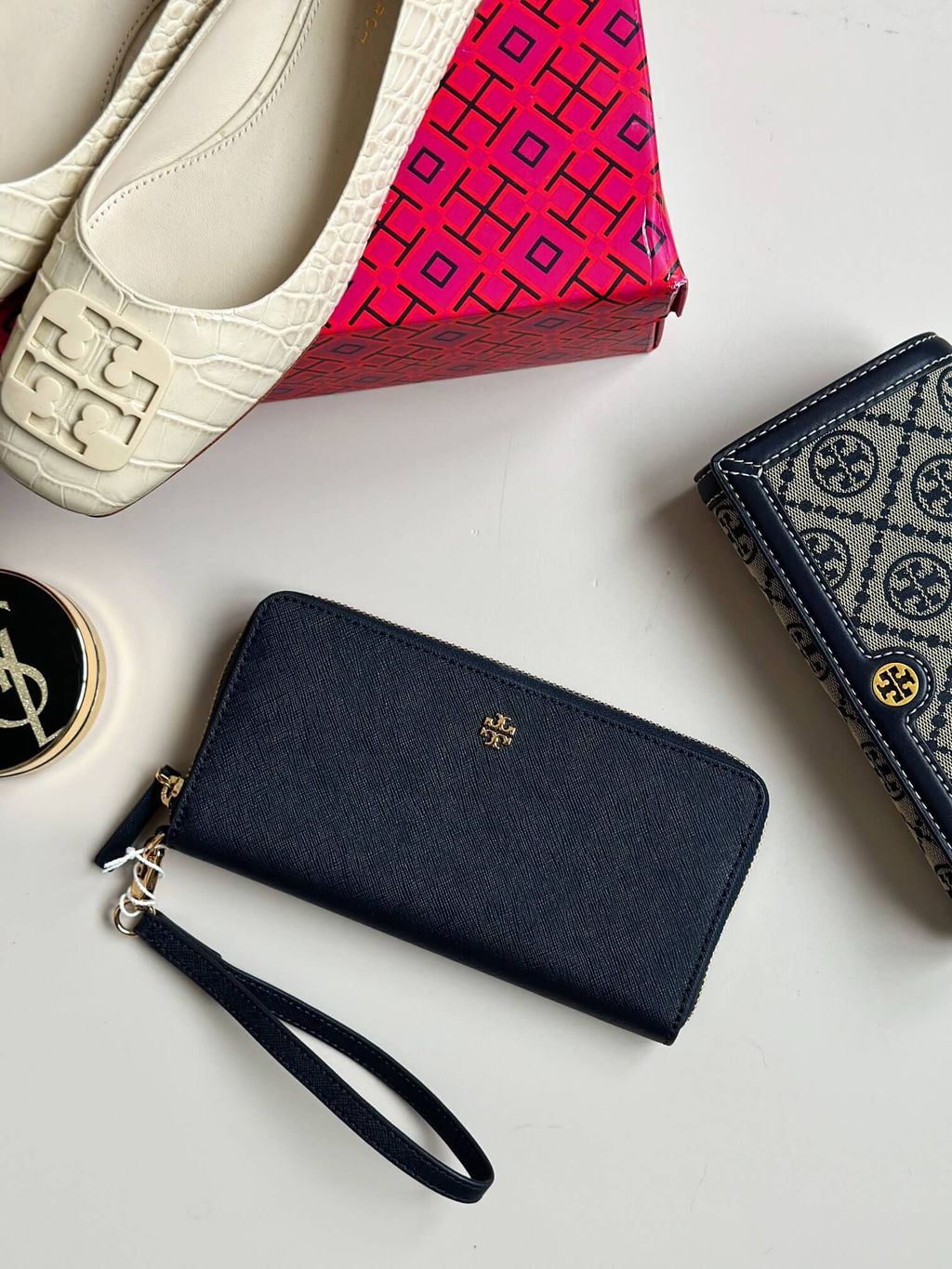 JuzBeauty_JuzBeautyMalaysia_JuzPretty_Authentic_Kbeauty_Malaysia_Skin_Care_Cosmetics_Jbeauty_Health_Care_korean_streetwear_US_Luxury_TORY BURCH 136110 0522 Emerson Wristlet Zip Continental Navy 手拿包4