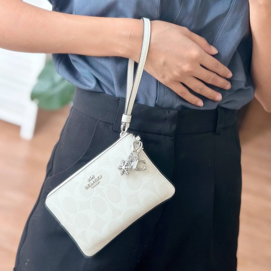 JuzBeauty_JuzBeautyMalaysia_JuzPretty_Authentic_Kbeauty_Malaysia_Skin_Care_Cosmetics_Jbeauty_Health_Care_korean_streetwear_US_Luxury_COACH CN044 Boxed Corner Zip Wristlet In Signature Canvas Glacier White 手拿包礼盒1