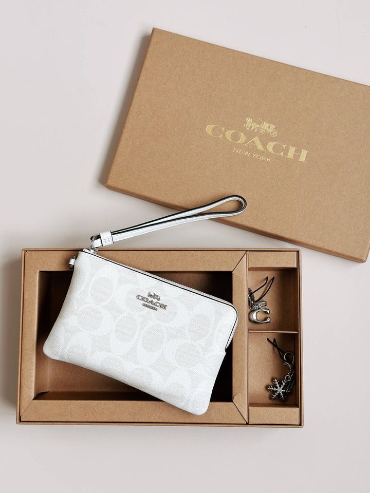 JuzBeauty_JuzBeautyMalaysia_JuzPretty_Authentic_Kbeauty_Malaysia_Skin_Care_Cosmetics_Jbeauty_Health_Care_korean_streetwear_US_Luxury_COACH CN044 Boxed Corner Zip Wristlet In Signature Canvas Glacier White 手拿包礼盒4