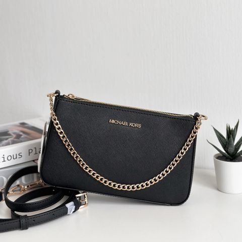 JuzBeauty_JuzBeautyMalaysia_JuzPretty_Authentic_Kbeauty_Malaysia_Skin_Care_Cosmetics_Jbeauty_Health_Care_korean_streetwear_US_Luxury_MICHAEL KORS 35S0GTVU6L Jet Set Travel Medium Zip Pouchette Leather Black 斜挎包1