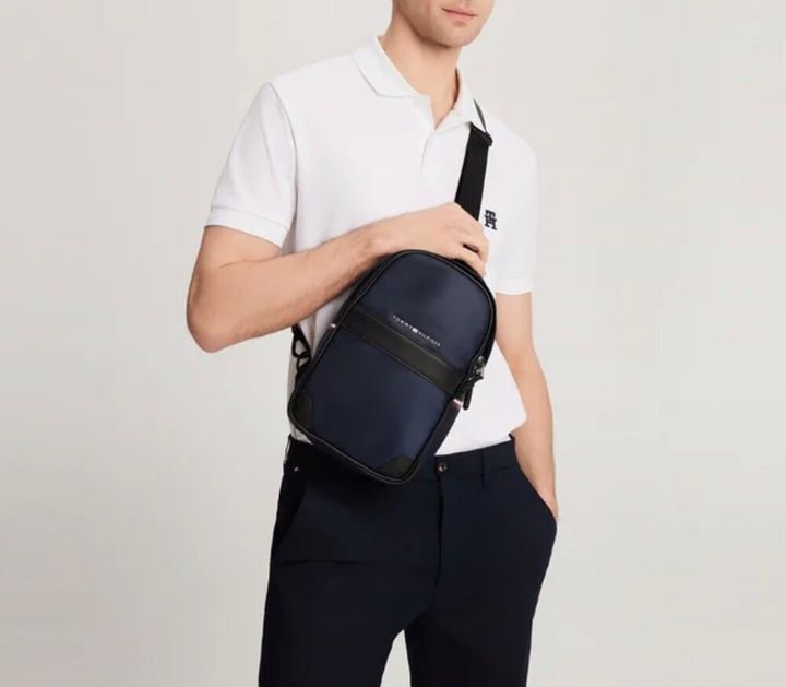 JuzBeauty_JuzBeautyMalaysia_JuzPretty_Authentic_Kbeauty_Malaysia_Skin_Care_Cosmetics_Jbeauty_Health_Care_korean_streetwear_US_Luxury_TOMMY HILFIGER 69JA2034102ZO Sling Pack In Navy 斜挎包3