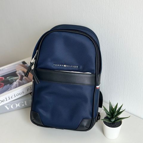 JuzBeauty_JuzBeautyMalaysia_JuzPretty_Authentic_Kbeauty_Malaysia_Skin_Care_Cosmetics_Jbeauty_Health_Care_korean_streetwear_US_Luxury_TOMMY HILFIGER 69JA2034102ZO Sling Pack In Navy 斜挎包1