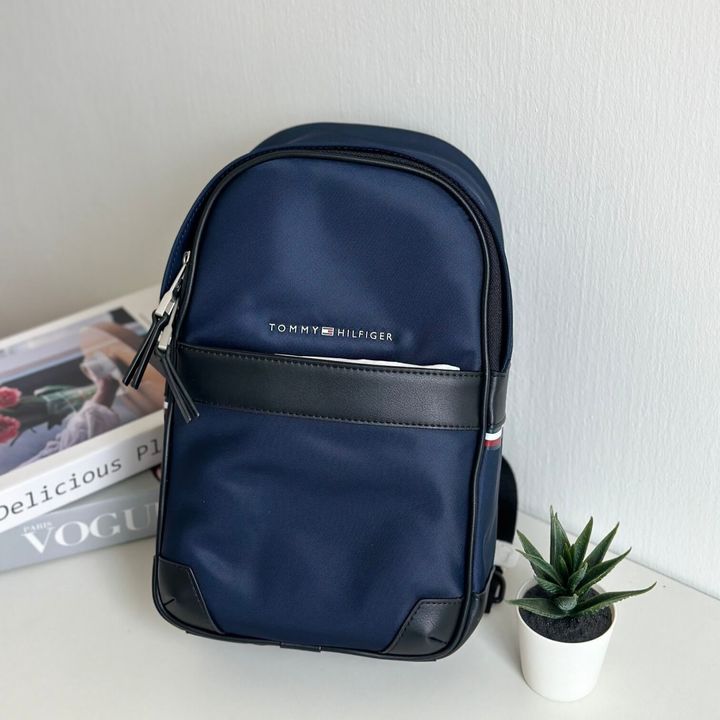 JuzBeauty_JuzBeautyMalaysia_JuzPretty_Authentic_Kbeauty_Malaysia_Skin_Care_Cosmetics_Jbeauty_Health_Care_korean_streetwear_US_Luxury_TOMMY HILFIGER 69JA2034102ZO Sling Pack In Navy 斜挎包1