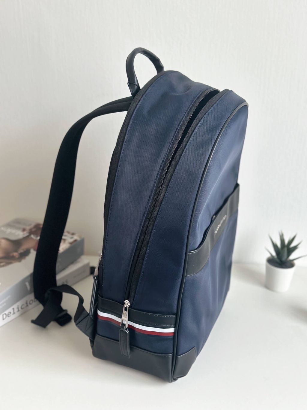 JuzBeauty_JuzBeautyMalaysia_JuzPretty_Authentic_Kbeauty_Malaysia_Skin_Care_Cosmetics_Jbeauty_Health_Care_korean_streetwear_US_Luxury_TOMMY HILFIGER 69JA2004102ZO Nylon Backpack In Navy 男款背包3