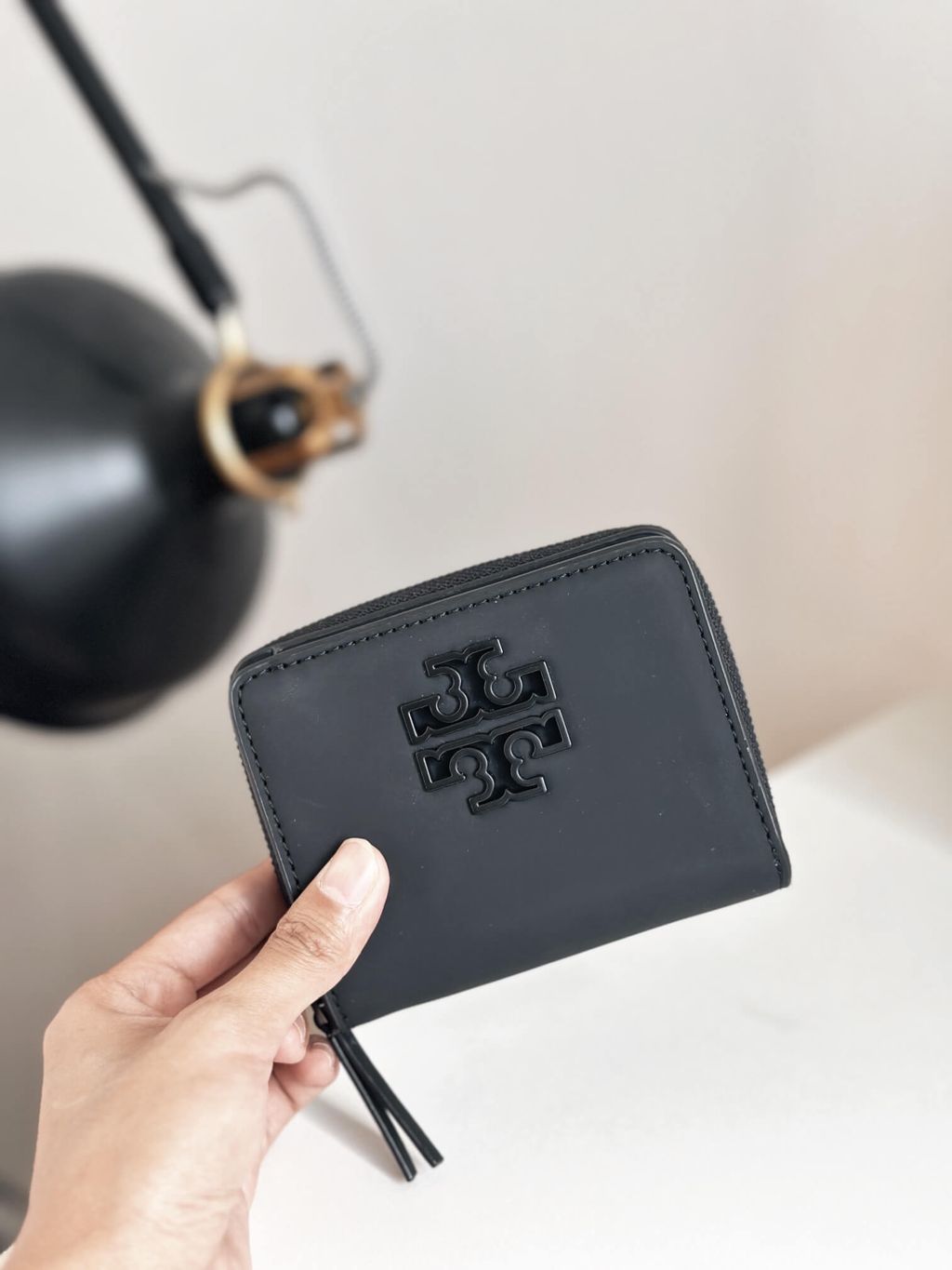 JuzBeauty_JuzBeautyMalaysia_JuzPretty_Authentic_Kbeauty_Malaysia_Skin_Care_Cosmetics_Jbeauty_Health_Care_korean_streetwear_US_Luxury_TORY BURCH 149653 Britten Matte Wallet BiFold Wallet In Black 女款钱包2