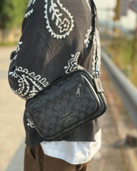 JuzBeauty_JuzBeautyMalaysia_JuzPretty_Authentic_Kbeauty_Malaysia_Skin_Care_Cosmetics_Jbeauty_Health_Care_korean_streetwear_US_Luxury_COACH CJ510 Elias Crossbody In Signature Canvas Gunmetal/Charcoal 男款相机包