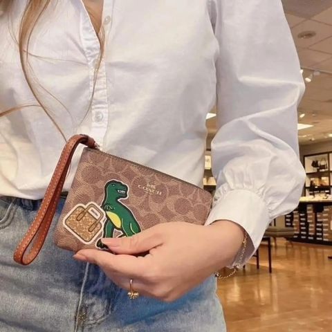 JuzBeauty_JuzBeautyMalaysia_JuzPretty_Authentic_Kbeauty_Malaysia_Skin_Care_Cosmetics_Jbeauty_Health_Care_korean_streetwear_US_Luxury_COACH CW856 Corner Zip Wristlet In Signature Canvas With Sticker Print 手挽包2