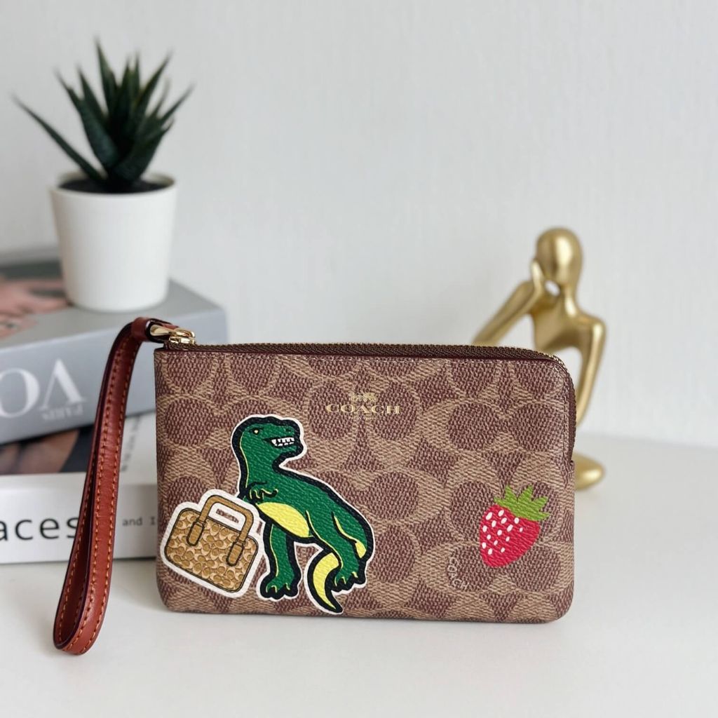 JuzBeauty_JuzBeautyMalaysia_JuzPretty_Authentic_Kbeauty_Malaysia_Skin_Care_Cosmetics_Jbeauty_Health_Care_korean_streetwear_US_Luxury_COACH CW856 Corner Zip Wristlet In Signature Canvas With Sticker Print 手挽包1