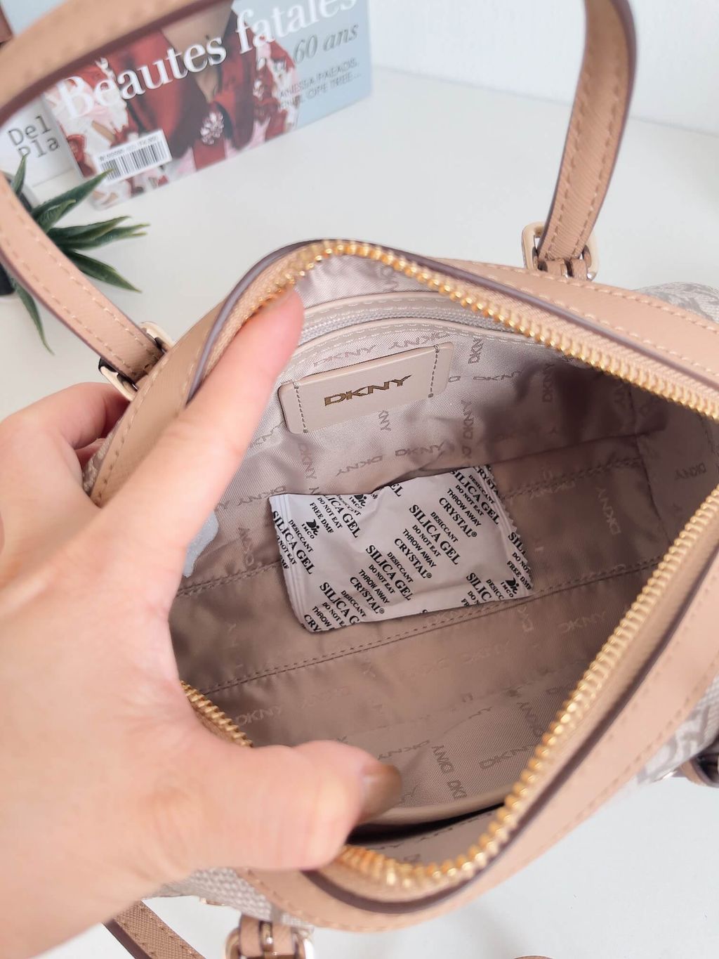 JuzBeauty_JuzBeautyMalaysia_JuzPretty_Authentic_Kbeauty_Malaysia_Skin_Care_Cosmetics_Jbeauty_Health_Care_korean_streetwear_US_Luxury_DKNY R11D6L05 Bo Mini Duffle Crossbody In Khaki 圆筒包3