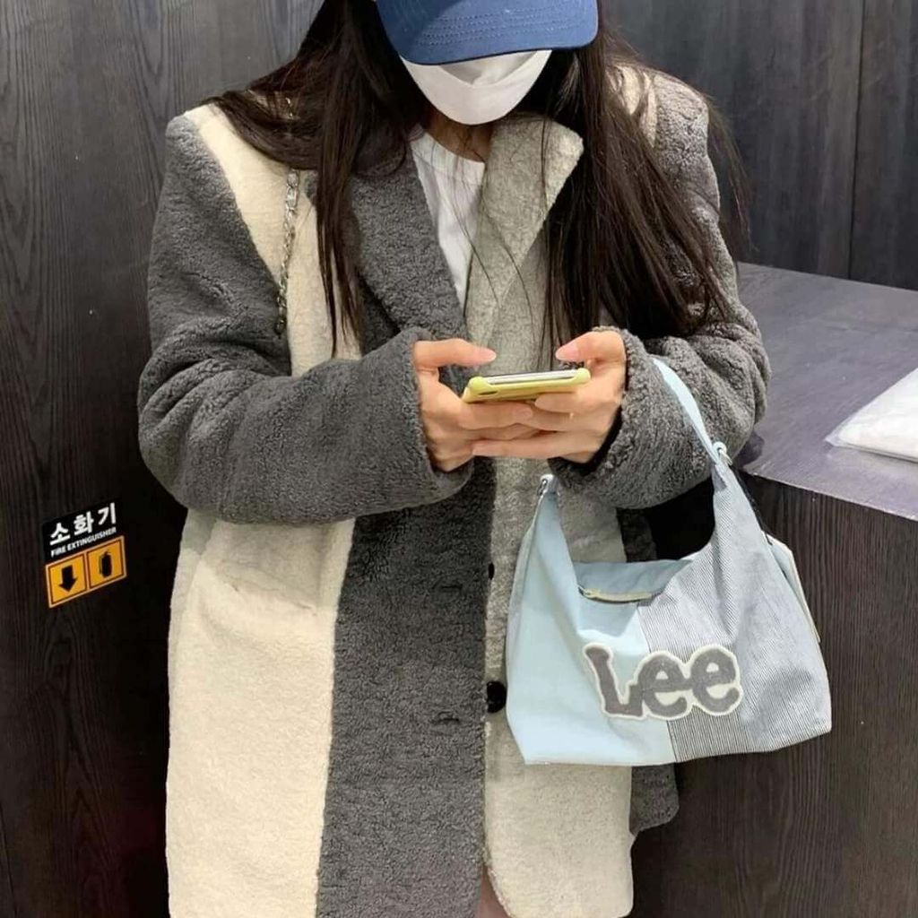 JuzBeauty-JuzBeautyMalaysia-JuzPretty-Authentic-Kbeauty-Malaysia-Skin-Care-Cosmetics-Jbeauty-Health-Care-korean-streetwear-Lee Twitch Logo Mini Top Handle Bag Indigo Light 手提包4