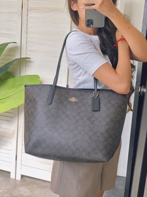 JuzBeauty_JuzBeautyMalaysia_JuzPretty_Authentic_Kbeauty_Malaysia_Skin_Care_Cosmetics_Jbeauty_Health_Care_korean_streetwear_US_Luxury_COACH 5696 City Tote In Signature Canvas In Brown Black 托特包2