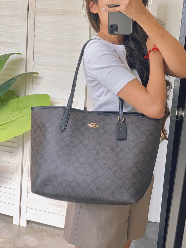 JuzBeauty_JuzBeautyMalaysia_JuzPretty_Authentic_Kbeauty_Malaysia_Skin_Care_Cosmetics_Jbeauty_Health_Care_korean_streetwear_US_Luxury_COACH 5696 City Tote In Signature Canvas In Brown Black 托特包2