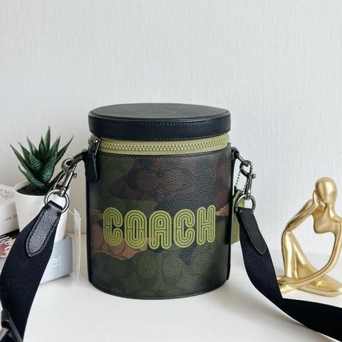 JuzBeauty_JuzBeautyMalaysia_JuzPretty_Authentic_Kbeauty_Malaysia_Skin_Care_Cosmetics_Jbeauty_Health_Care_korean_streetwear_US_Luxury_COACH CC024 Barrel Crossbody Bag In Signature Canvas With Camo Print & Coach Patch 男款斜挎包1