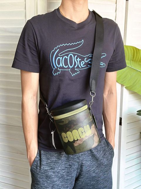 JuzBeauty_JuzBeautyMalaysia_JuzPretty_Authentic_Kbeauty_Malaysia_Skin_Care_Cosmetics_Jbeauty_Health_Care_korean_streetwear_US_Luxury_COACH CC024 Barrel Crossbody Bag In Signature Canvas With Camo Print & Coach Patch 男款斜挎包6