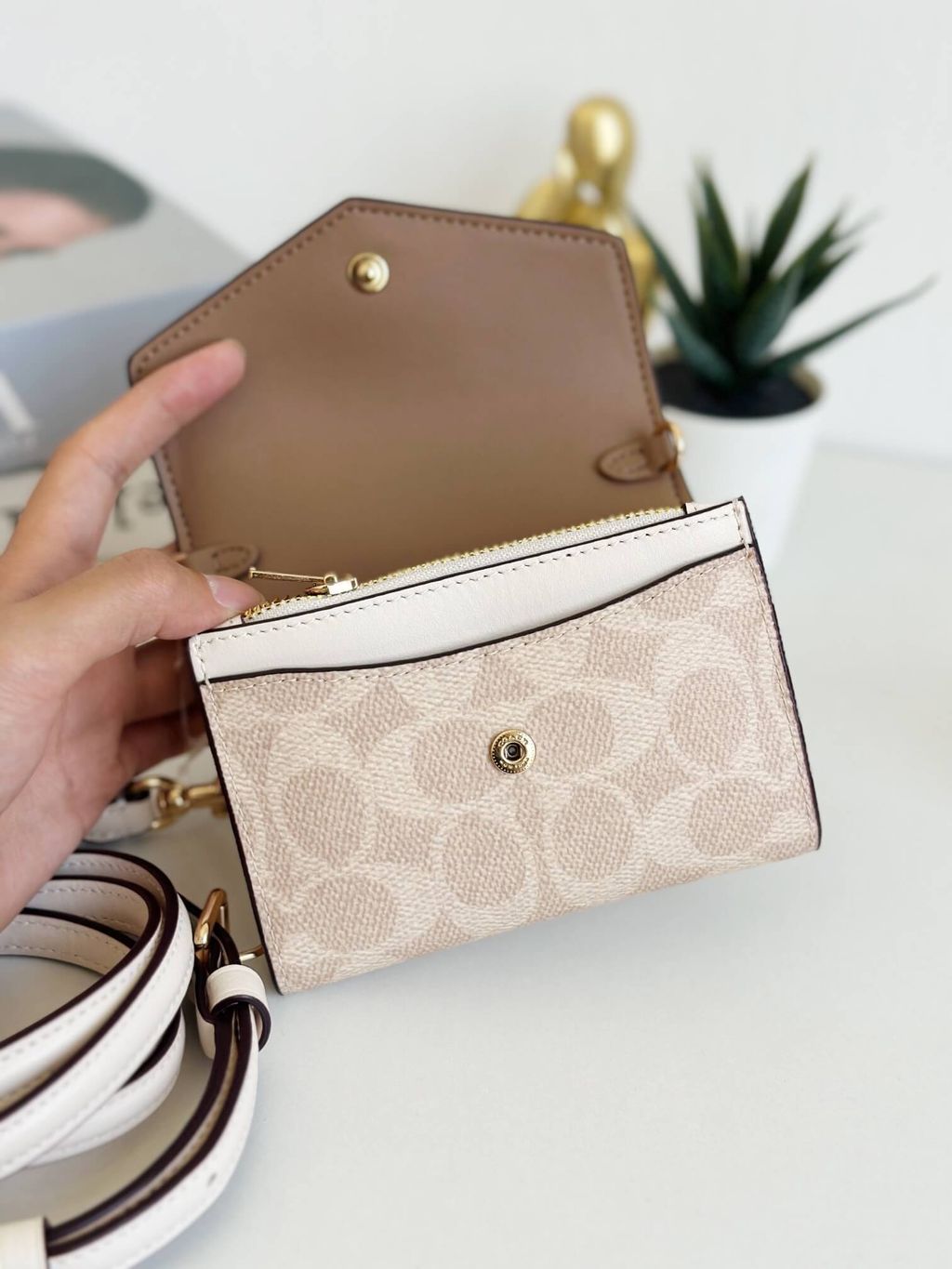 JuzBeauty_JuzBeautyMalaysia_JuzPretty_Authentic_Kbeauty_Malaysia_Skin_Care_Cosmetics_Jbeauty_Health_Care_korean_streetwear_US_Luxury_COACH CX162 Mini Envelope Wallet With Strap In Signature Canvas In Chalk 钱包 迷你斜挎包3