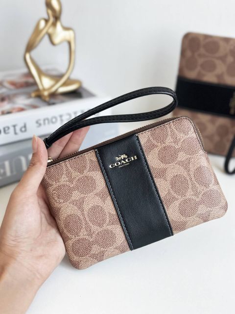 JuzBeauty_JuzBeautyMalaysia_JuzPretty_Authentic_Kbeauty_Malaysia_Skin_Care_Cosmetics_Jbeauty_Health_Care_korean_streetwear_US_Luxury_COACH CW854 Corner Zip Wristlet In Signature Canvas With Stripe In Im Tan Black 手拿包1