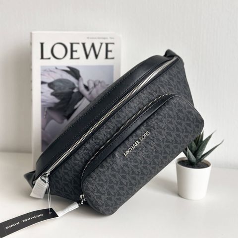 JuzBeauty_JuzBeautyMalaysia_JuzPretty_Authentic_Kbeauty_Malaysia_Skin_Care_Cosmetics_Jbeauty_Health_Care_korean_streetwear_US_Luxury_MICHAEL KORS 37U1LCOY9B Cooper Logo Utility Belt Bag Black 男款胸包2