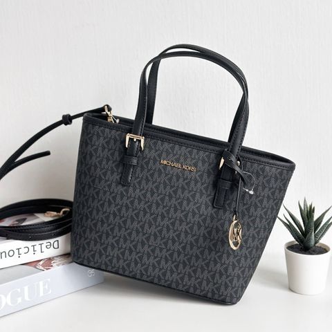 JuzBeauty_JuzBeautyMalaysia_JuzPretty_Authentic_Kbeauty_Malaysia_Skin_Care_Cosmetics_Jbeauty_Health_Care_korean_streetwear_US_Luxury_MICHAEL KORS 35T9GTVT0B Jet Set Travel Extra Small Logo Top Zip Tote Bag In Black 托特包1