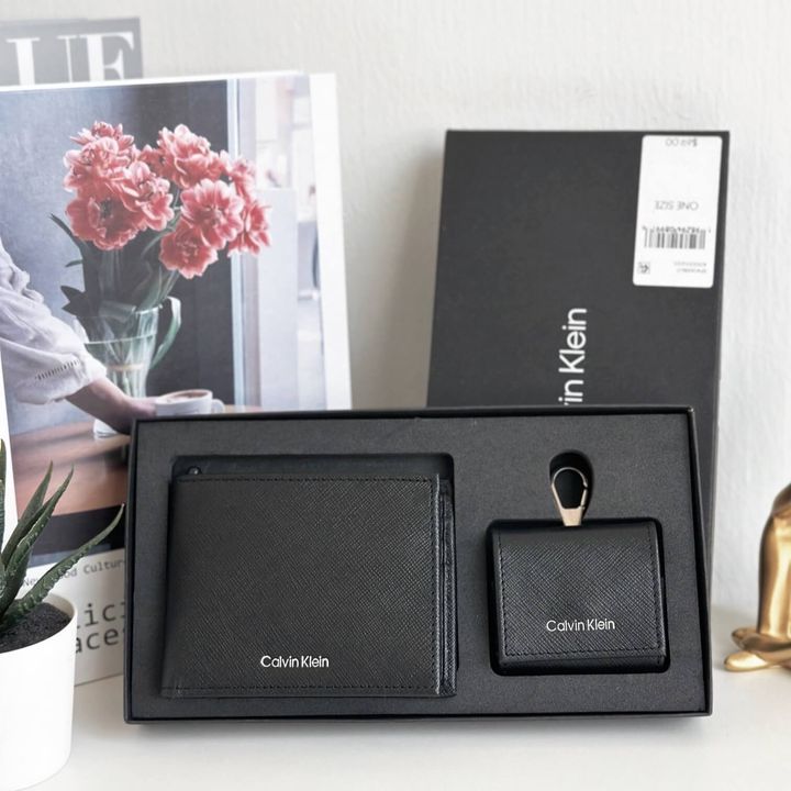 JuzBeauty_JuzBeautyMalaysia_JuzPretty_Authentic_Kbeauty_Malaysia_Skin_Care_Cosmetics_Jbeauty_Health_Care_korean_streetwear_US_Luxury_CALVIN KLEIN SP40598621 Wallet Box Set With Small Bag In Black 男款钱包 耳机收纳包钥匙扣套盒1