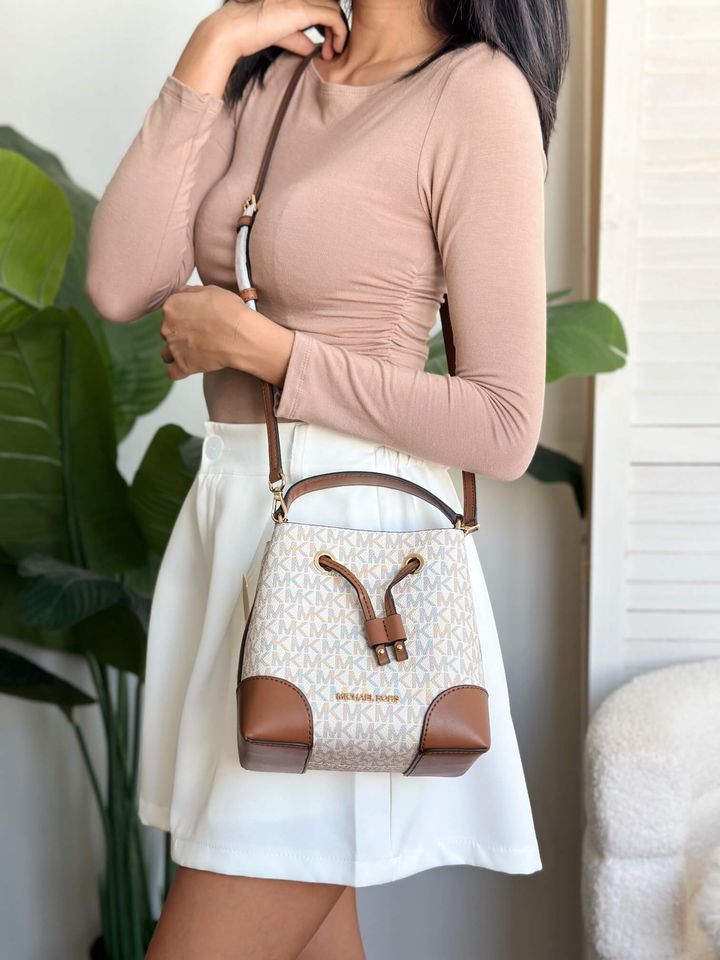 JuzBeauty_JuzBeautyMalaysia_JuzPretty_Authentic_Kbeauty_Malaysia_Skin_Care_Cosmetics_Jbeauty_Health_Care_korean_streetwear_US_Luxury_MICHAEL KORS 35F2GM9M1B Mercer Small Logo Bucket Bag In Vanilla 水桶包6