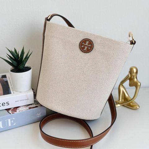 JuzBeauty_JuzBeautyMalaysia_JuzPretty_Authentic_Kbeauty_Malaysia_Skin_Care_Cosmetics_Jbeauty_Health_Care_korean_streetwear_US_Luxury_TORY BURCH 160762 Blake Canvas Bucket Bag In Classic Cuoio 水桶包1