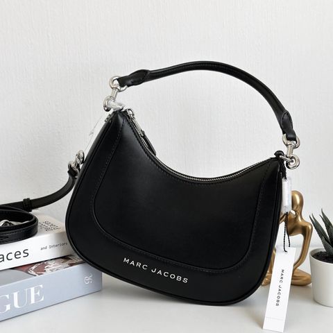 JuzBeauty_JuzBeautyMalaysia_JuzPretty_Authentic_Kbeauty_Malaysia_Skin_Care_Cosmetics_Jbeauty_Health_Care_korean_streetwear_US_Luxury_MARC JACOBS 4P3HSH018H02-001 Small Leather Hobo Bag In Black 腋下包2