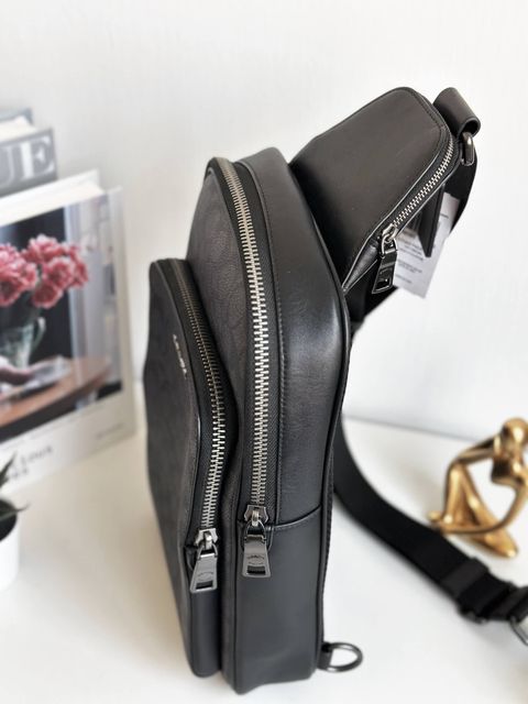 JuzBeauty_JuzBeautyMalaysia_JuzPretty_Authentic_Kbeauty_Malaysia_Skin_Care_Cosmetics_Jbeauty_Health_Care_korean_streetwear_US_Luxury_COACH CV918 Ethan Pack In Signature Canvas In Charcoal Black 男款胸包3