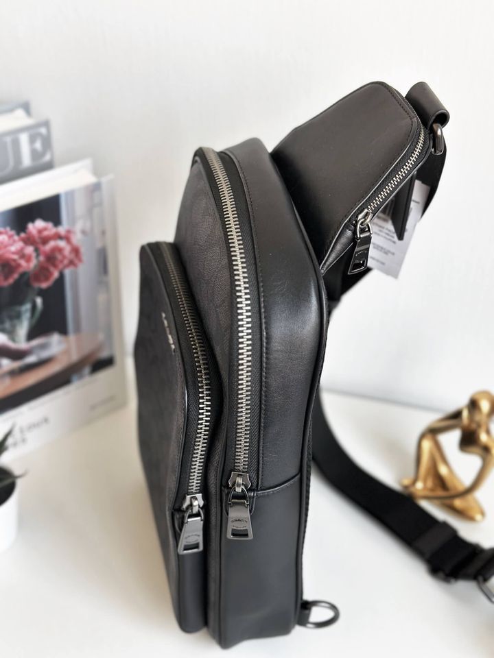 JuzBeauty_JuzBeautyMalaysia_JuzPretty_Authentic_Kbeauty_Malaysia_Skin_Care_Cosmetics_Jbeauty_Health_Care_korean_streetwear_US_Luxury_COACH CV918 Ethan Pack In Signature Canvas In Charcoal Black 男款胸包3