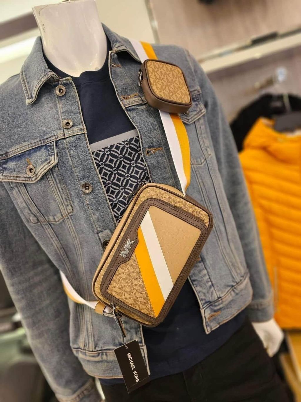 JuzBeauty_JuzBeautyMalaysia_JuzPretty_Authentic_Kbeauty_Malaysia_Skin_Care_Cosmetics_Jbeauty_Health_Care_korean_streetwear_US_Luxury_MICHAEL KORS 37F4LRVC0L Rivington Striped Logo Camera Bag In Golden Rod 男款相机包