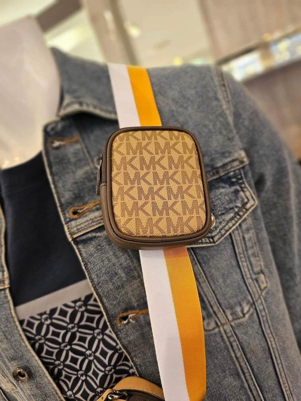 JuzBeauty_JuzBeautyMalaysia_JuzPretty_Authentic_Kbeauty_Malaysia_Skin_Care_Cosmetics_Jbeauty_Health_Care_korean_streetwear_US_Luxury_MICHAEL KORS 37F4LRVC0L Rivington Striped Logo Camera Bag In Golden Rod 男款相机包