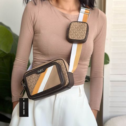 JuzBeauty_JuzBeautyMalaysia_JuzPretty_Authentic_Kbeauty_Malaysia_Skin_Care_Cosmetics_Jbeauty_Health_Care_korean_streetwear_US_Luxury_MICHAEL KORS 37F4LRVC0L Rivington Striped Logo Camera Bag In Golden Rod 男款相机包