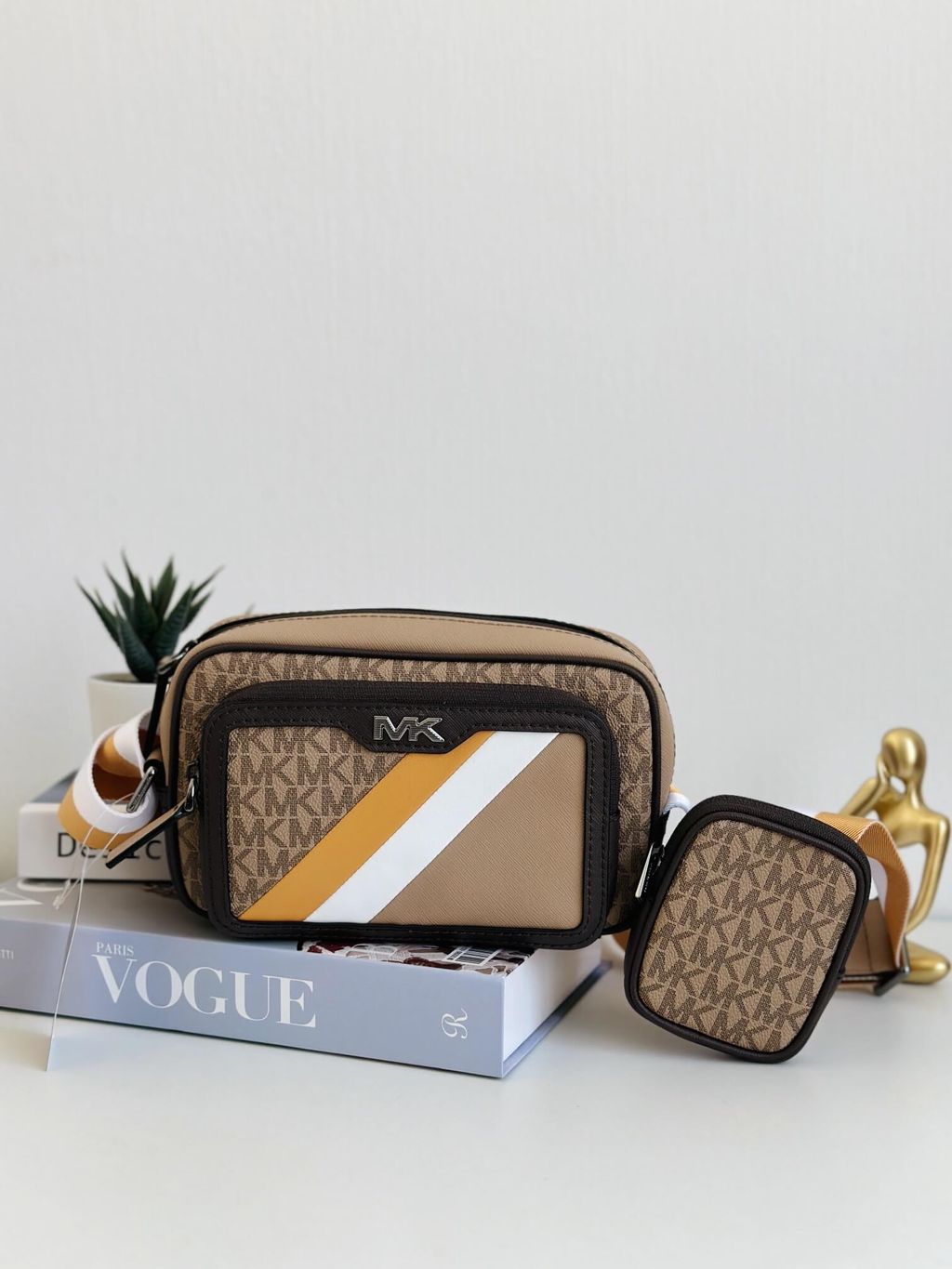 JuzBeauty_JuzBeautyMalaysia_JuzPretty_Authentic_Kbeauty_Malaysia_Skin_Care_Cosmetics_Jbeauty_Health_Care_korean_streetwear_US_Luxury_MICHAEL KORS 37F4LRVC0L Rivington Striped Logo Camera Bag In Golden Rod 男款相机包