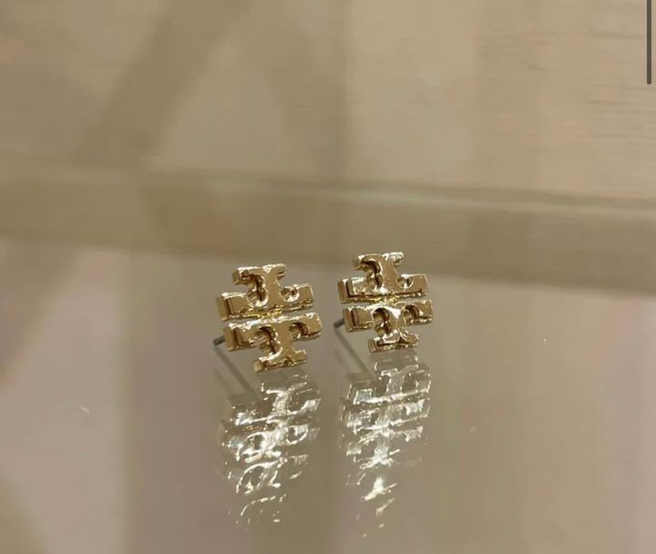 JuzBeauty_JuzBeautyMalaysia_JuzPretty_Authentic_Kbeauty_Malaysia_Skin_Care_Cosmetics_Jbeauty_Health_Care_korean_streetwear_US_Luxury_TORY BURCH 143361 Small Logo Stud Earrings Tory Gold 耳针2