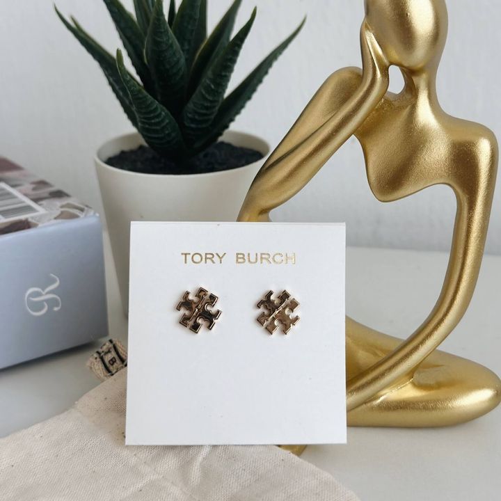 JuzBeauty_JuzBeautyMalaysia_JuzPretty_Authentic_Kbeauty_Malaysia_Skin_Care_Cosmetics_Jbeauty_Health_Care_korean_streetwear_US_Luxury_TORY BURCH 143361 Small Logo Stud Earrings Tory Gold 耳针4