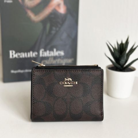 JuzBeauty_JuzBeautyMalaysia_JuzPretty_Authentic_Kbeauty_Malaysia_Skin_Care_Cosmetics_Jbeauty_Health_Care_korean_streetwear_US_Luxury_COACH CM852 Bifold Wallet In Signature Canvas Brown Black 钱包2