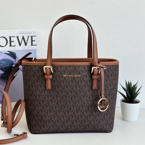 JuzBeauty_JuzBeautyMalaysia_JuzPretty_Authentic_Kbeauty_Malaysia_Skin_Care_Cosmetics_Jbeauty_Health_Care_korean_streetwear_US_Luxury_MICHAEL KORS 35T9GTVT0B Jet Set Travel Extra-small Logo Top-zip Tote Bag In Brown 托特包4