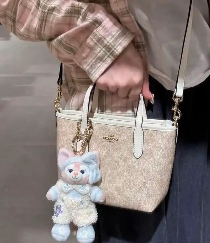 JuzBeauty_JuzBeautyMalaysia_JuzPretty_Authentic_Kbeauty_Malaysia_Skin_Care_Cosmetics_Jbeauty_Health_Care_korean_streetwear_US_Luxury_COACH CW032 City Mini Tote Bag In Signature Canvas In Sand:Chalk 托特包6