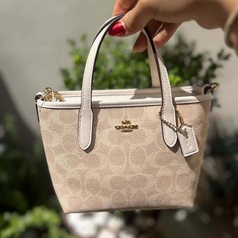 JuzBeauty_JuzBeautyMalaysia_JuzPretty_Authentic_Kbeauty_Malaysia_Skin_Care_Cosmetics_Jbeauty_Health_Care_korean_streetwear_US_Luxury_COACH CW032 City Mini Tote Bag In Signature Canvas In Sand:Chalk 托特包4