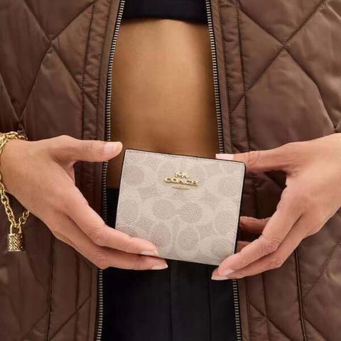 JuzBeauty_JuzBeautyMalaysia_JuzPretty_Authentic_Kbeauty_Malaysia_Skin_Care_Cosmetics_Jbeauty_Health_Care_korean_streetwear_US_Luxury_COACH CW789 Snap Wallet In Signature Canvas In Sand-Chalk 钱包2