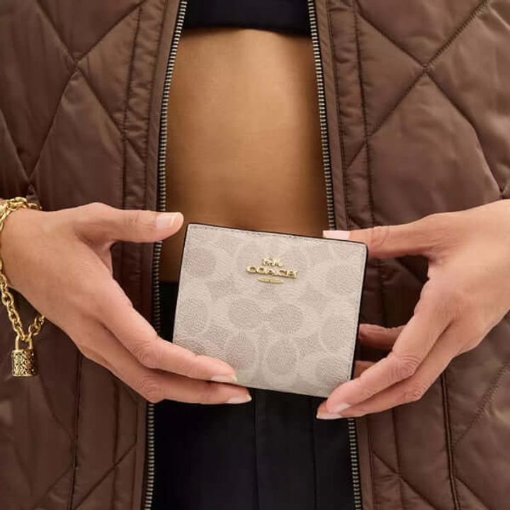 JuzBeauty_JuzBeautyMalaysia_JuzPretty_Authentic_Kbeauty_Malaysia_Skin_Care_Cosmetics_Jbeauty_Health_Care_korean_streetwear_US_Luxury_COACH CW789 Snap Wallet In Signature Canvas In Sand-Chalk 钱包2