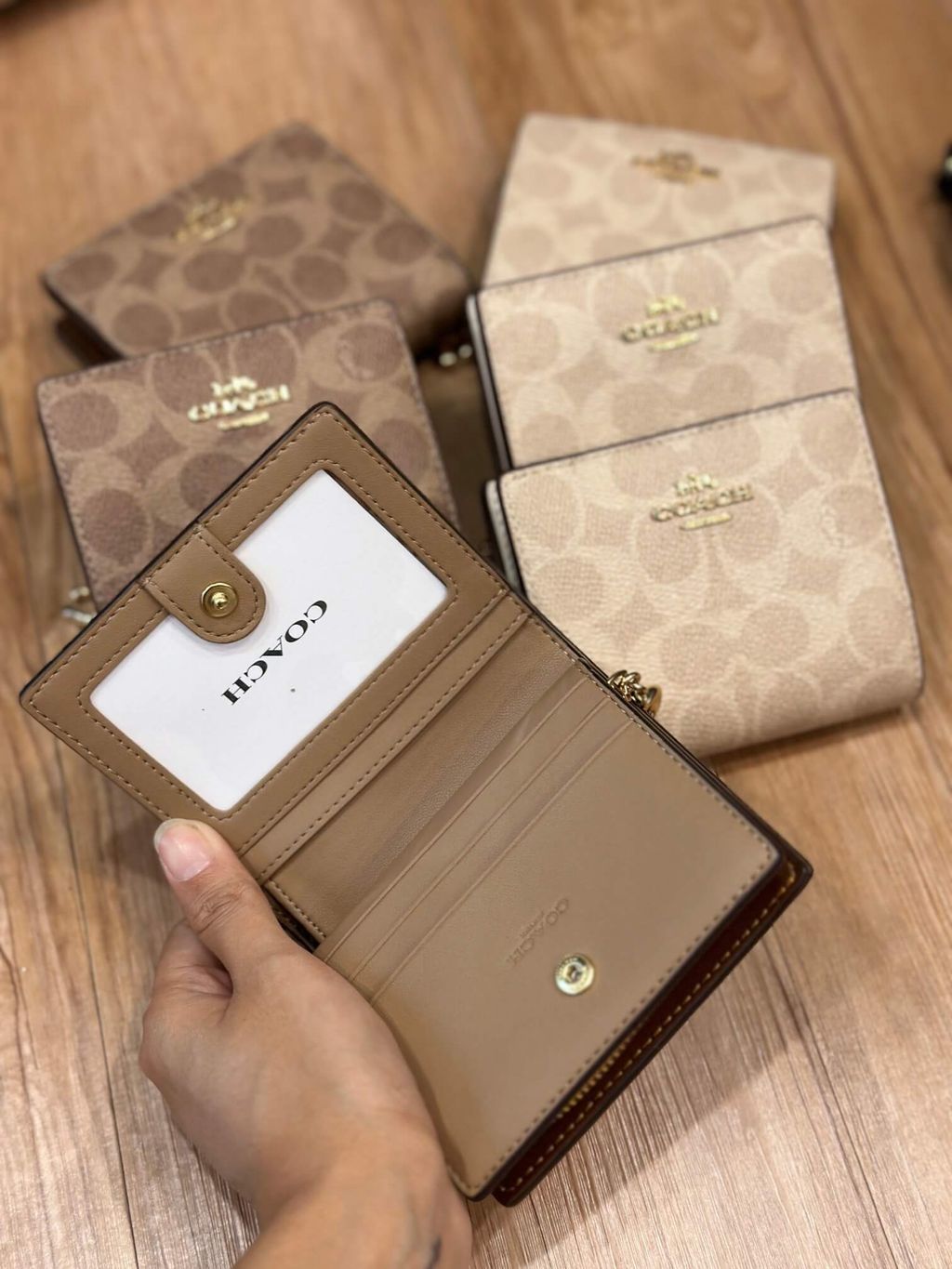 JuzBeauty_JuzBeautyMalaysia_JuzPretty_Authentic_Kbeauty_Malaysia_Skin_Care_Cosmetics_Jbeauty_Health_Care_korean_streetwear_US_Luxury_COACH CW789 Snap Wallet In Signature Canvas In Sand-Chalk 钱包5