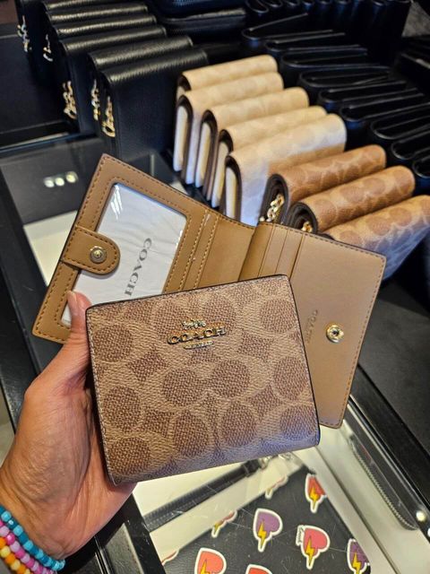 JuzBeauty_JuzBeautyMalaysia_JuzPretty_Authentic_Kbeauty_Malaysia_Skin_Care_Cosmetics_Jbeauty_Health_Care_korean_streetwear_US_Luxury_COACH CW789 Snap Wallet In Signature Canvas In Tan:Brown 钱包5