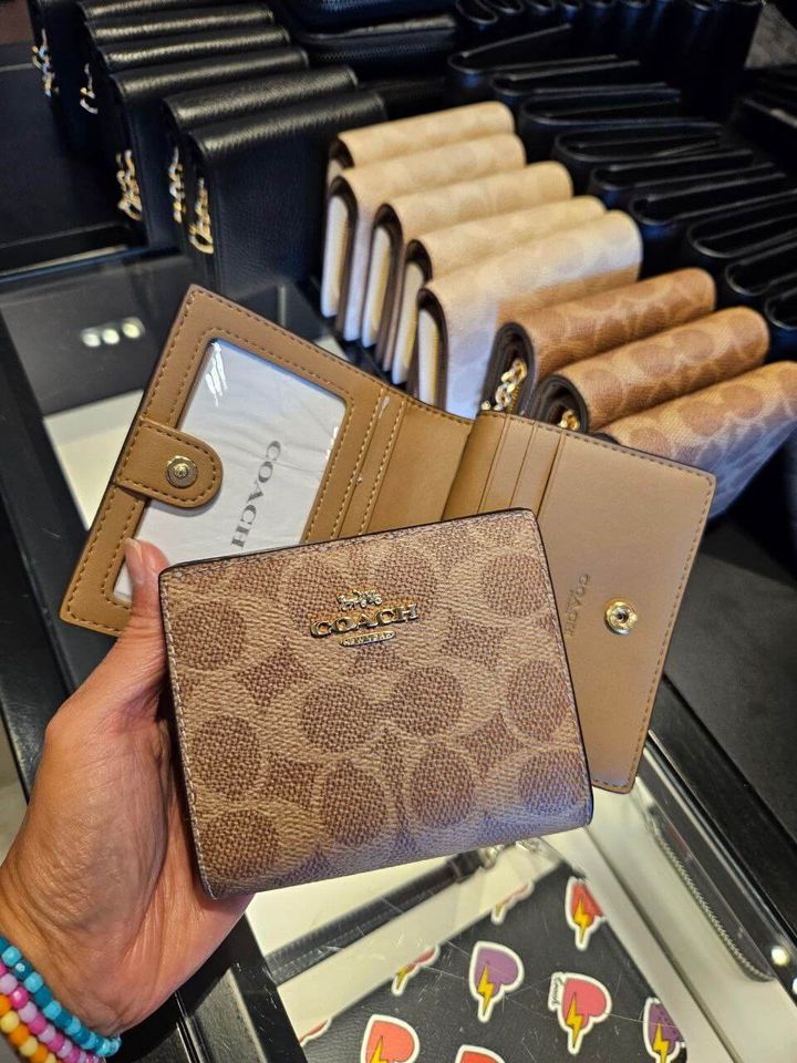 JuzBeauty_JuzBeautyMalaysia_JuzPretty_Authentic_Kbeauty_Malaysia_Skin_Care_Cosmetics_Jbeauty_Health_Care_korean_streetwear_US_Luxury_COACH CW789 Snap Wallet In Signature Canvas In Tan:Brown 钱包5