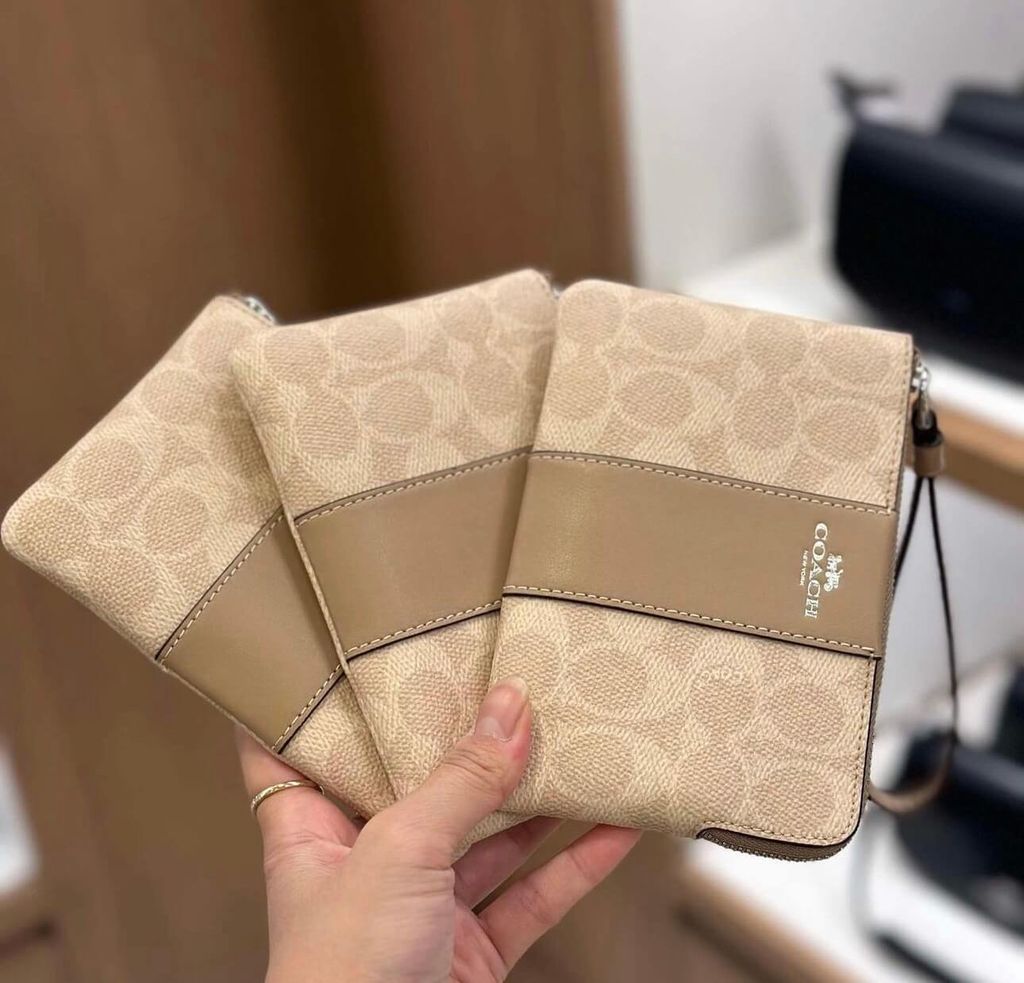 JuzBeauty_JuzBeautyMalaysia_JuzPretty_Authentic_Kbeauty_Malaysia_Skin_Care_Cosmetics_Jbeauty_Health_Care_korean_streetwear_US_Luxury_COACH CW854 Corner Zip Wristlet In Signature Canvas With Stripe In Sand-Taupe 手拿包5