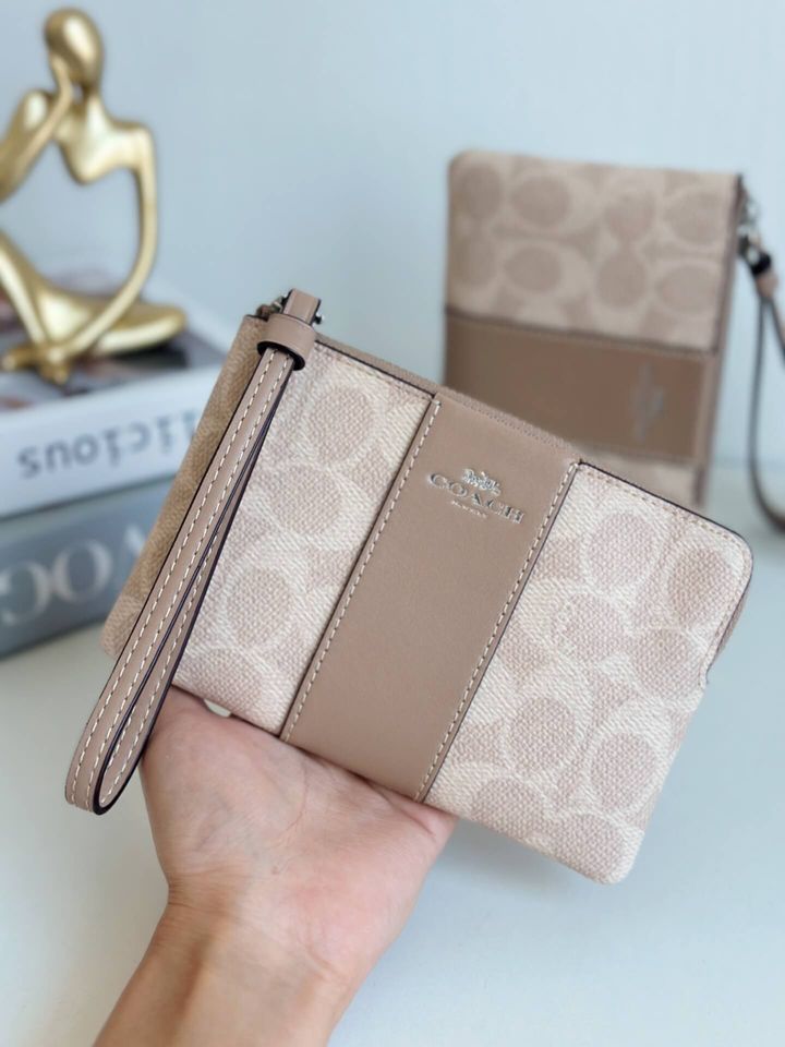 JuzBeauty_JuzBeautyMalaysia_JuzPretty_Authentic_Kbeauty_Malaysia_Skin_Care_Cosmetics_Jbeauty_Health_Care_korean_streetwear_US_Luxury_COACH CW854 Corner Zip Wristlet In Signature Canvas With Stripe In Sand-Taupe 手拿包2