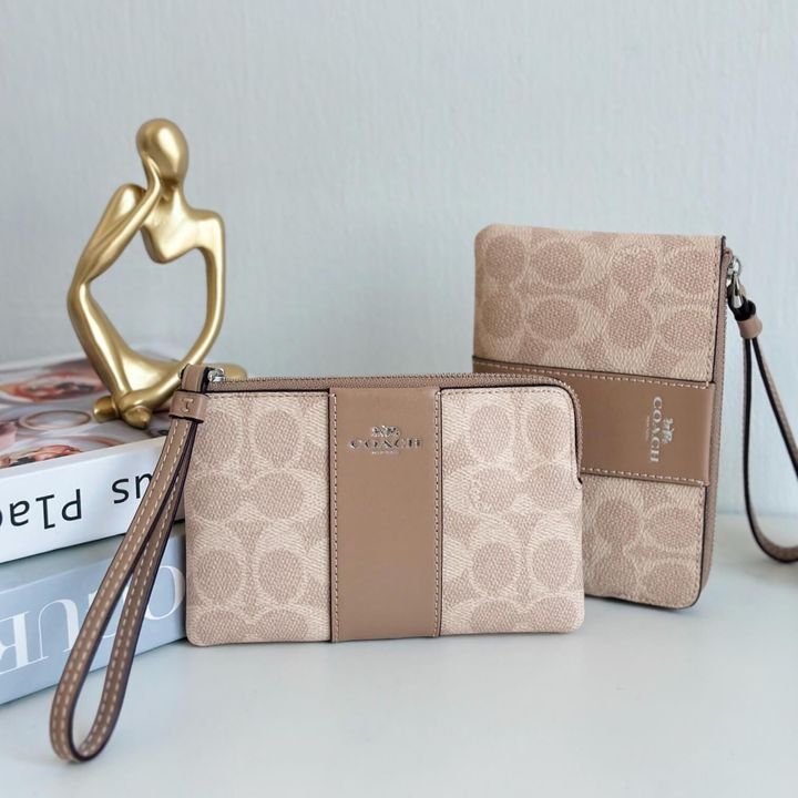 JuzBeauty_JuzBeautyMalaysia_JuzPretty_Authentic_Kbeauty_Malaysia_Skin_Care_Cosmetics_Jbeauty_Health_Care_korean_streetwear_US_Luxury_COACH CW854 Corner Zip Wristlet In Signature Canvas With Stripe In Sand-Taupe 手拿包3